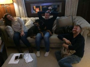 дочь, её собака, син, наши собака и уё муж.